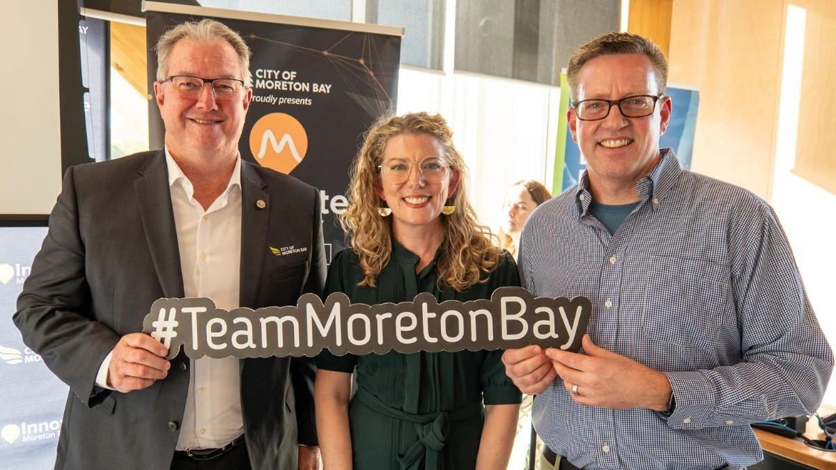 innovate-moreton-bay City of Moreton Bay Mayor Peter Flannery, Innovation Director Amanda Bennett and Chief Innovation Officer of Creative HQ Brett Holland holding up the #teammoretonbay sign