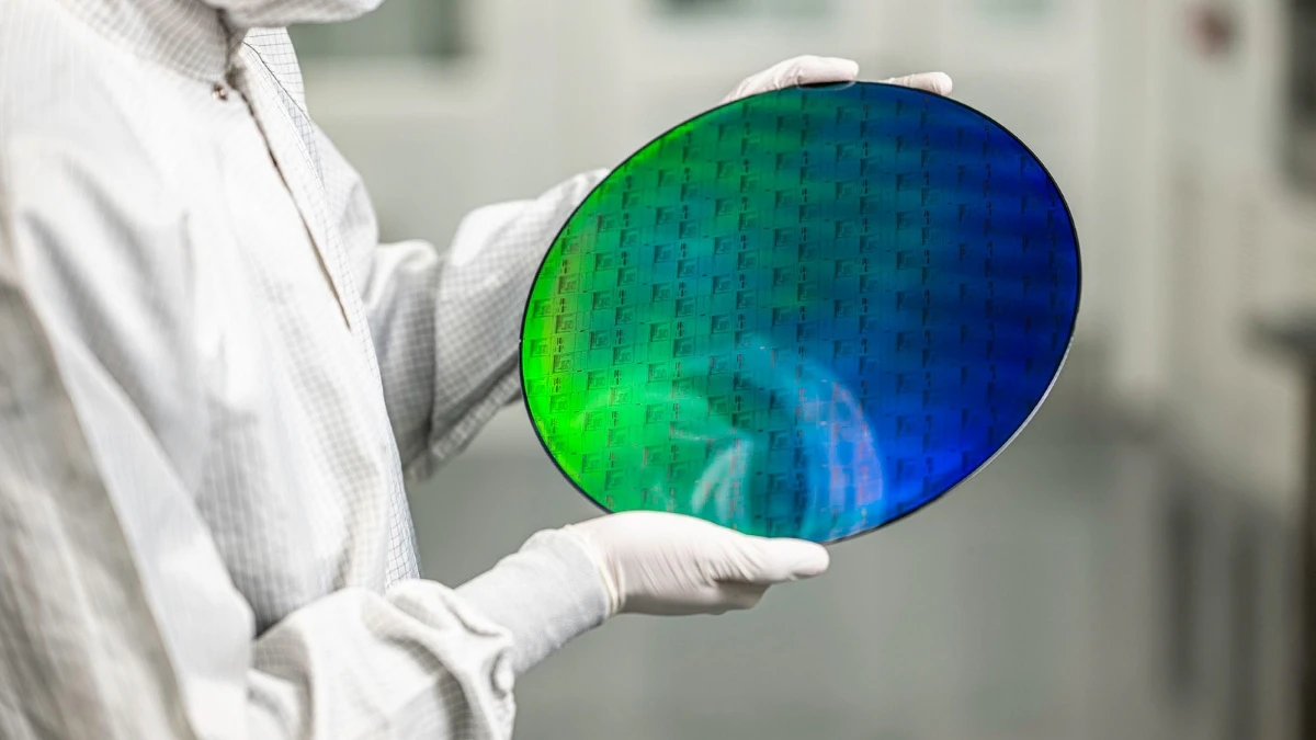 worker showcasing a part of the quantum computer at PsyQuantum